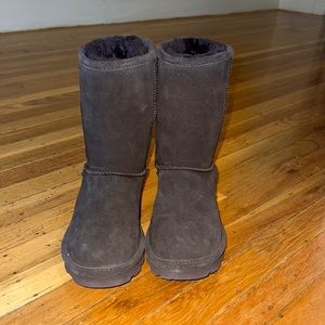 Bearpaw Elle Short Chocolate. Size 8. Warn once.